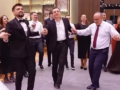 Kurti ia hedh valles në një dasmë, këngëtari ia thur nja dy vargje: ‘Ani moj Serbi kufirin ta këputi se mu më thonë Albin Kurti’
