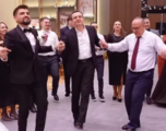 Kurti ia hedh valles në një dasmë, këngëtari ia thur nja dy vargje: ‘Ani moj Serbi kufirin ta këputi se mu më thonë Albin Kurti’