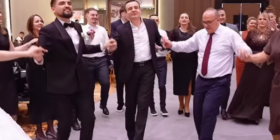 Kurti ia hedh valles në një dasmë, këngëtari ia thur nja dy vargje: ‘Ani moj Serbi kufirin ta këputi se mu më thonë Albin Kurti’