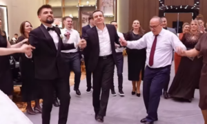 Kurti ia hedh valles në një dasmë, këngëtari ia thur nja dy vargje: ‘Ani moj Serbi kufirin ta këputi se mu më thonë Albin Kurti’