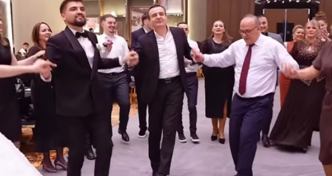 Kurti ia hedh valles në një dasmë, këngëtari ia thur nja dy vargje: ‘Ani moj Serbi kufirin ta këputi se mu më thonë Albin Kurti’