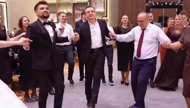 Kurti ia hedh valles në një dasmë, këngëtari ia thur nja dy vargje: ‘Ani moj Serbi kufirin ta këputi se mu më thonë Albin Kurti’