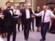 Kurti ia hedh valles në një dasmë, këngëtari ia thur nja dy vargje: ‘Ani moj Serbi kufirin ta këputi se mu më thonë Albin Kurti’