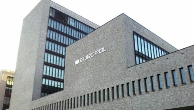 Europol arreston tre persona në Serbi dhe Gjermani: Rrjet i dyshuar i kontrabandës së emigrantëve