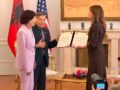 Haxhiu u dorëzon dekretet e shtetësisë Joe dhe Shirley DioGuardit Haxhiu u dorëzon dekretet e shtetësisë Joe dhe Shirley DioGuardit