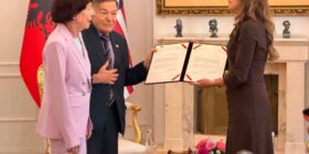 Haxhiu u dorëzon dekretet e shtetësisë Joe dhe Shirley DioGuardit