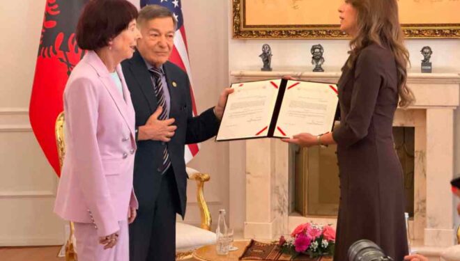 Haxhiu u dorëzon dekretet e shtetësisë Joe dhe Shirley DioGuardit