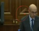 Vezët ndaj Kurtit në Kuvend, The Guardian: Në vitin 2015 ngjashëm u qëllua Isa Mustafa