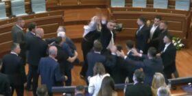 Kadriaj gjuan me vezë drejt Kurtit, Dehari i ndërpret punimet e seancës