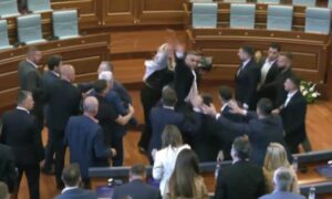 Kadriaj gjuan me vezë drejt Kurtit, Dehari i ndërpret punimet e seancës