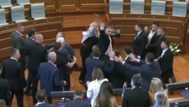 Kadriaj gjuan me vezë drejt Kurtit, Dehari i ndërpret punimet e seancës