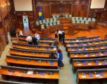 Deputetët e PDK-së dhe të Aleancës në sallën e Kuvendit, të pranishëm edhe zyrtarë të Ambasadës amerikane dhe BE-së