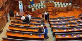 Deputetët e PDK-së dhe të Aleancës në sallën e Kuvendit, të pranishëm edhe zyrtarë të Ambasadës amerikane dhe BE-së
