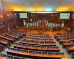 Edhe pas gjysmë ore, nuk nis vazhdimi i seancës konstituive të Kuvendit
