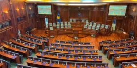 Edhe pas gjysmë ore, nuk nis vazhdimi i seancës konstituive të Kuvendit