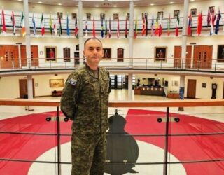 Shqiptari nga Kosova diplomon në një nga akademitë më prestigjioze ushtarake në botë