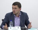 Drejtori i Arsimit në Prishtinë, Arianit Elshani, kërkon vendosjen e flamurit të UÇK-së në hyrje të të gjitha shkollave Drejtori i Arsimit në Prishtinë, Arianit Elshani, kërkon vendosjen e flamurit të UÇK-së në hyrje të të gjitha shkollave