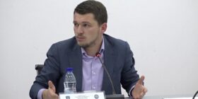 Drejtori i Arsimit në Prishtinë, Arianit Elshani, kërkon vendosjen e flamurit të UÇK-së në hyrje të të gjitha shkollave