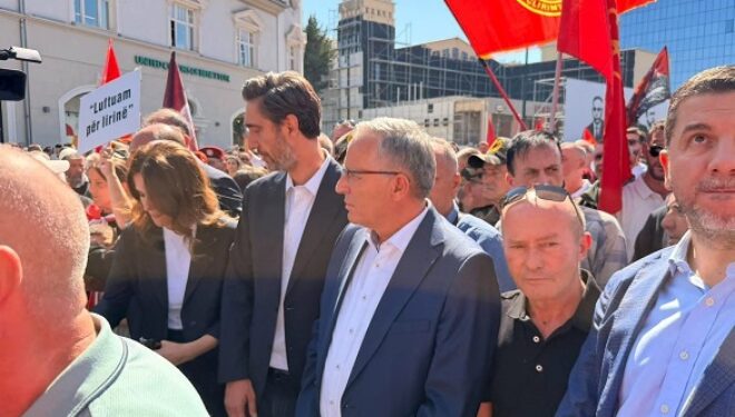 Hamza bashkë me deputetë të PDK-së i bashkohen protestës kundër vendimit në Hagë