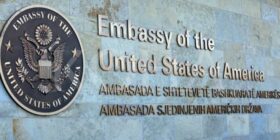 Ambasada e SHBA-së paralajmëron për demonstrata në Prishtinë