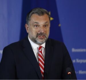 Sarajeva e tërheq stafin e Ambasadës nga Serbia pas varrimit të Mlladiqit me nderime shtetërore