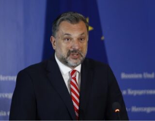 Sarajeva e tërheq stafin e Ambasadës nga Serbia pas varrimit të Mlladiqit me nderime shtetërore