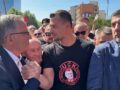 Djali i Hashim Thaçit i bashkohet protestës kundër vendimit të Speciales ndaj katërshes së UÇK-së