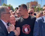 Djali i Hashim Thaçit i bashkohet protestës kundër vendimit të Speciales ndaj katërshes së UÇK-së Djali i Hashim Thaçit i bashkohet protestës kundër vendimit të Speciales ndaj katërshes së UÇK-së