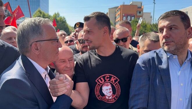 Djali i Hashim Thaçit i bashkohet protestës kundër vendimit të Speciales ndaj katërshes së UÇK-së