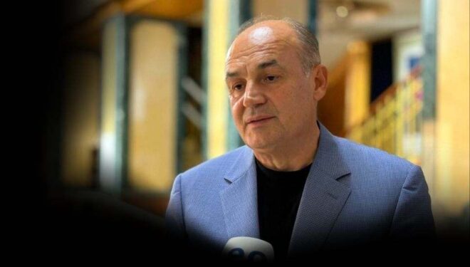 Hoxhaj i ashpër me Kurtin: I thur vargje Kushtetutës së Kaçanikut, por i rrënon çdo ditë themelet e saj në Kosovë