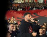 “UÇK, UÇK”, Ledri Vula brohorit me protestuesit në Prishtinë “UÇK, UÇK”, Ledri Vula brohorit me protestuesit në Prishtinë