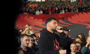 “UÇK, UÇK”, Ledri Vula brohorit me protestuesit në Prishtinë