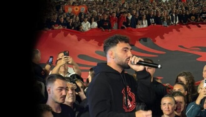 “UÇK, UÇK”, Ledri Vula brohorit me protestuesit në Prishtinë