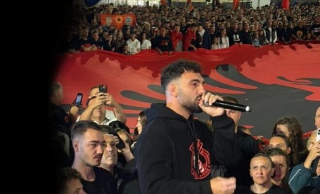 “UÇK, UÇK”, Ledri Vula brohorit me protestuesit në Prishtinë