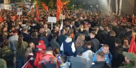 Vazhdon protesta në Prishtinë, sheshi plot qytetarë në ditën e 12-të