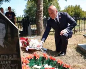 Haradinaj përkujton Hajdar Ahmetin në 23-vjetorin e ndarjes nga jeta