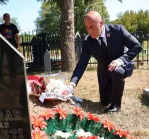 Haradinaj përkujton Hajdar Ahmetin në 23-vjetorin e ndarjes nga jeta