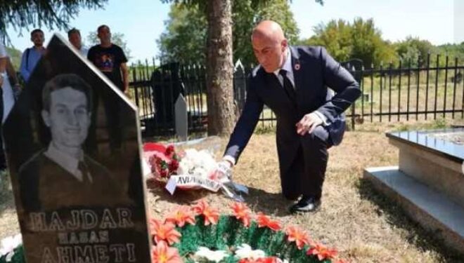 Haradinaj përkujton Hajdar Ahmetin në 23-vjetorin e ndarjes nga jeta
