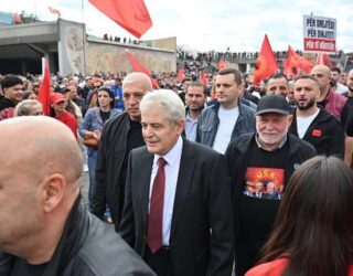 Shqiptarët protestojnë në Shkup kundër dënimit të ish-krerëve të UÇK-së, Ahmeti: Akuza të Beogradit e Moskës