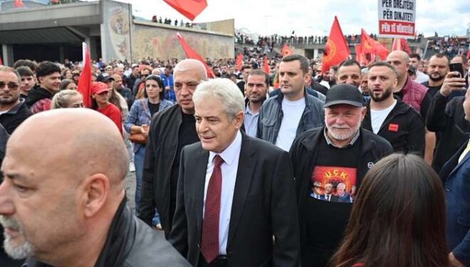 Shqiptarët protestojnë në Shkup kundër dënimit të ish-krerëve të UÇK-së, Ahmeti: Akuza të Beogradit e Moskës