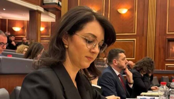 Deputetja e VV i reagon Artan Behramit pasi postoi për Blerim Isufajn: Po e mbronë Prokurorinë, po e sulmon Kryeministrin Kurti