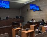 Gjobiten me nga 500 euro dy avokatët që munguan në gjykimin për barrikadat në veri më 2022, dështon seanca Gjobiten me nga 500 euro dy avokatët që munguan në gjykimin për barrikadat në veri më 2022, dështon seanca