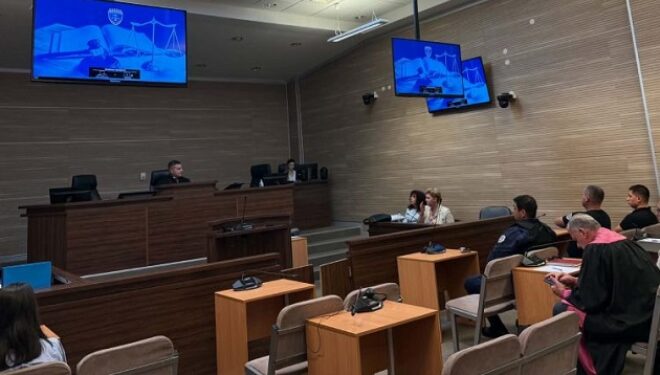 Gjobiten me nga 500 euro dy avokatët që munguan në gjykimin për barrikadat në veri më 2022, dështon seanca