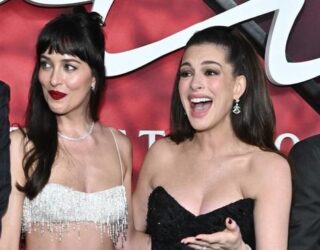 Lexuesja e buzëve zbulon çfarë i tha Dakota Johnson Anne Hathaway në tapetin e kuq
