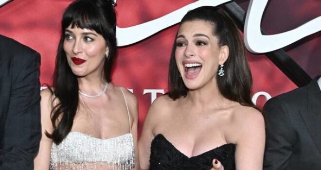 Lexuesja e buzëve zbulon çfarë i tha Dakota Johnson Anne Hathaway në tapetin e kuq