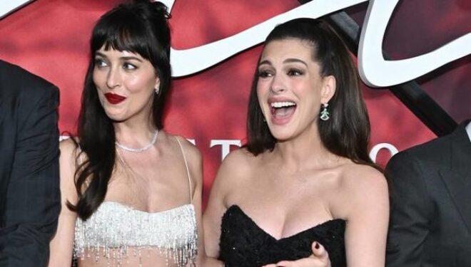 Lexuesja e buzëve zbulon çfarë i tha Dakota Johnson Anne Hathaway në tapetin e kuq