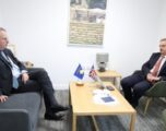 Shefi i zyrës së BE-së takohet me ambasadorin britanik: Partnerët ndërkombëtarë do t’i qëndrojnë në krah Kosovës