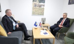 Shefi i zyrës së BE-së takohet me ambasadorin britanik: Partnerët ndërkombëtarë do t’i qëndrojnë në krah Kosovës