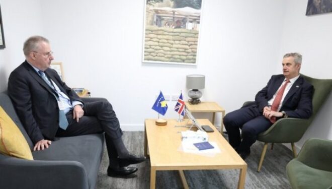 Shefi i zyrës së BE-së takohet me ambasadorin britanik: Partnerët ndërkombëtarë do t’i qëndrojnë në krah Kosovës