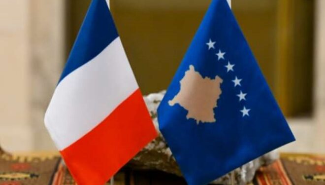Franca paralajmëron shtetasit e saj në Kosovë: Shmangni tubimet dhe udhëtimet e panevojshme për nesër